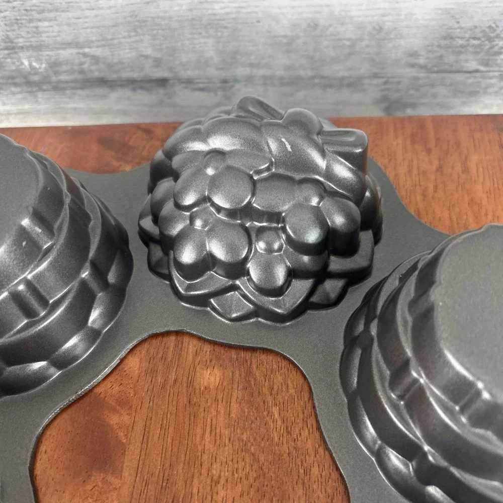 Wilton Mini Cup Cake Muffin Pan Oven 6 Flower Basket Bakeware Non Stick VTG Rare